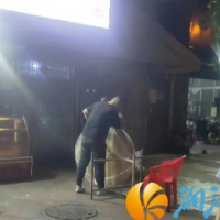 夜宵摊噪音扰民 网格员忙劝导