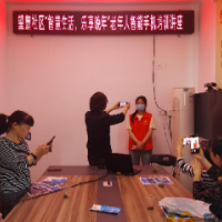 望城坡街道望麓社区开展“智慧生活 乐享晚年”智能手机培训活动