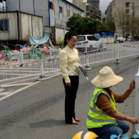 安装道路防护栏，为居民出行“保驾护航”