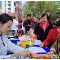 望城坡街道竹马塘社区开展“关爱健康 修剪美丽”义诊义剪便民服务活动