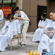 理发、磨刀、测血压血糖、健康咨询……西湖街道龙王港社区便民服务暖人心