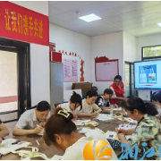 西湖街道嘉欣社区开展“低碳环保你我行，巧手绘制民族情”手绘帆布包活动