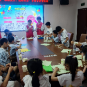 望城坡街道长华社区开展“缤纷夏日 玩转风车”小科学 科普活动