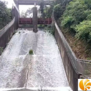 应对持续降雨！湖南湘江新区山塘水库开闸泄洪 全力确保安全度汛