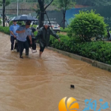 暴雨中的“逆行者” 望岳城管全力防涝保畅通