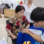 梅溪湖街道梅园社区举办“爱眼日”义诊活动