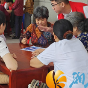 西湖街道党校社区开展“湘易办”APP推广活动