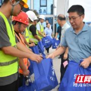 炎炎夏日送清凉 致敬城市建设者