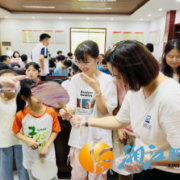 巧手漆扇品古风 垃圾分类树新风
