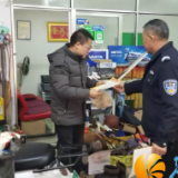 白鹤社区开展消防安全隐患排查“敲门行动”