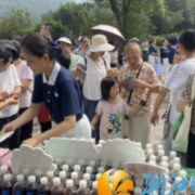 梅溪湖街道金茂社区联动多方开展桃花岭净山实践活动，扎实推进“绿脉连心”无废共建工程