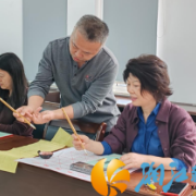 墨香满社区！英才园书法课开讲，居民执笔品文化