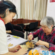 西湖街道咸嘉湖社区举办金箔画体验活动，居民“沉浸式”感受非遗魅力