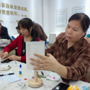 非遗压花台灯 DIY 点亮银龄秋日