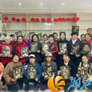 林海社区:金箔绘重阳,巧手传温情