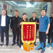 湘江新区城管队员暖心救助市民,真情服务获赠锦旗