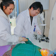独居老人突发意外倒地，命悬一线之际，他们来了……
