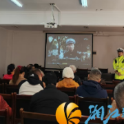 头盔在身行必安 文明骑行保平安