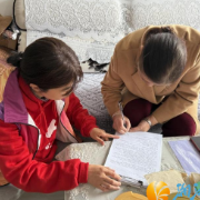 学安社区金秋助老三重奏:科技护安、物资传暖、巧手寄情