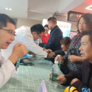 义诊集市+上门慰问,这个重阳很温暖!