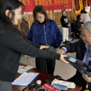 岳北社区重阳送暖 “敬老伞”下温情浓