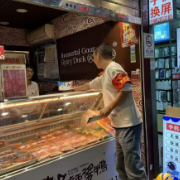 钰龙社区:党员筑牢“安全线” 商铺排查护民生