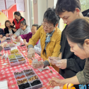 学士桥社区“重阳百家宴”温情上演,邻里欢聚共庆佳节