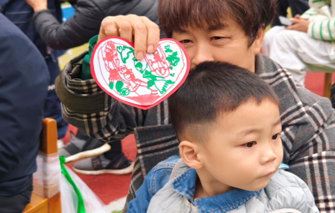 萌娃传孝韵 重阳暖星城 幼儿园邀近300位老人共赴温情之约