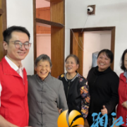 银鸿社区:重阳温情叩门扉,爱心直达老人心