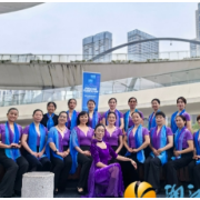 秋韵映雅姿，户外绽芳华