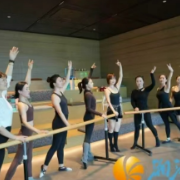 足间舞优雅 邻里聚温情