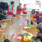 青年志愿者牵手银发族 巧做五角星乐享好时光