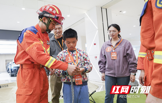 市民组队闯关学消防，这场趣味定向赛火“出圈”