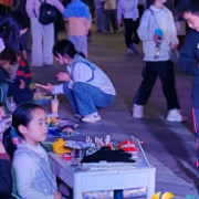 阳光社区：跳蚤活动点亮初冬暖夜