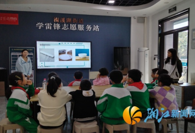 梅溪湖街道晟秀园社区开展“会跳舞的盐”科学实验小课堂活动