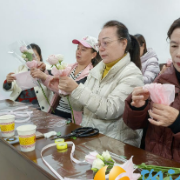 先锋社区举办插花活动，为冬日生活添亮色