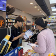 社区书记带队沿街宣传，筑牢反诈安全防线