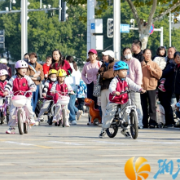 幼儿园萌娃考取“自行车驾照”,模拟路况学交规乐趣多
