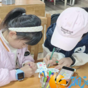 湖南师范大学文学院团委区校共建部开展“纸韵生风，杯转童趣”特色课堂活动