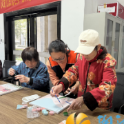 西湖街道嘉欣社区举办肌理画活动,居民共绘邻里情