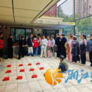 社区搭台送服务,老邻相聚享安康