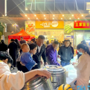 夜市里的风景线 中医夜市暖融融