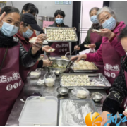 饺香氤氲邻里情 冬至暖心聚团圆