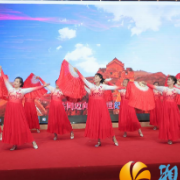 骏马迎春福满巷，邻里同心庆元旦