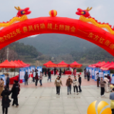 东方红街道举行“春风送岗促就业、精准服务暖民心”专场招聘会
