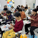 梅溪湖街道桃岭社区开展“琉璃溢彩 杯聚匠心”长者手工课堂