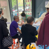 梅溪湖街道桃岭社区开展“体检暖夕阳 健康有‘医’靠”老人体检活动