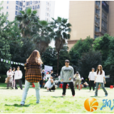 带一本书下楼，赴山海，赴湖畔