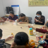 手绘瓷娃娃，彩绘温馨晚年
