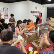 社企联动暖人心 巧手生花寄母恩